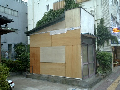 窓もふさいじゃぇ