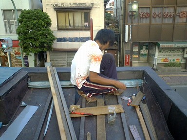 屋根の上を歩くときは