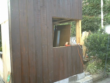 前面、板貼りました